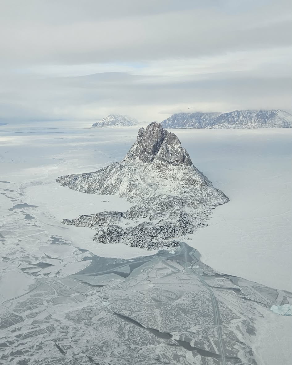 Uummannaq og det hjerteformede fjeld set fra luften over den frosne fjord